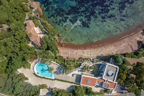 High-end Villa Waterfront 2 accesses to sea, Swimming pool, 6 bedrooms in Anthéor - French Riviera MZIMD082 for sale For Super Rich
