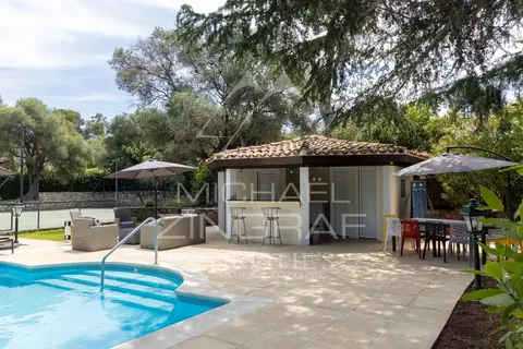 Elegant Villa breathtaking view of the Bay of Juan-les-Pins Tennis court, pool, 10 bedrooms in Cap d'Antibes, French Riviera prix for sale For Super Rich