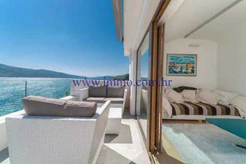 Luxury Villa Direct seafront terrace overlooking the sea, 5 bedrooms in Trogir Used for sale For Super Rich