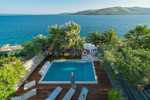 Luxury Villa Direct seafront terrace overlooking the sea, 5 bedrooms in Trogir prix for sale For Super Rich