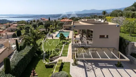 Contemporary Villa view Bay of Villefranche and the Bay of Angels Huge mirror pool with Jacuzzi, 6 bedrooms in Nice Used for sale For Super Rich