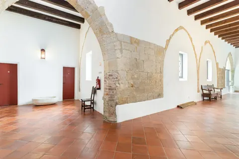 Medieval Ranch/Farm 16th century. Medieval Palace, 10 bedrooms in Belas search for sale For Super Rich