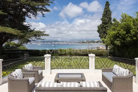 Elegant Villa breathtaking view of the Bay of Juan-les-Pins Tennis court, pool, 10 bedrooms in Cap d'Antibes, French Riviera ads for sale For Super Rich