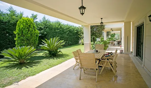 Spacious House Garden view 3 levels, 8 bedrooms in Vari value for sale For Super Rich