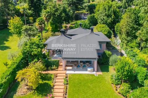 Luxury Villa Lakefront  Swimming pool, 5 bedrooms in Oliveto Lario - Lake Como Classified ads for sale For Super Rich