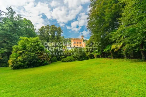Century Castle Panoramic View of the lake, 27 bedrooms in Lesa - Lake Maggiore price for sale For Super Rich