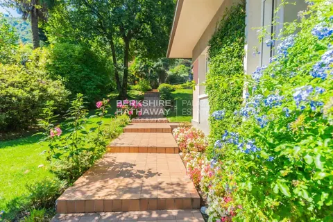 Luxury Villa Lakefront  Swimming pool, 5 bedrooms in Oliveto Lario - Lake Como deal for sale For Super Rich