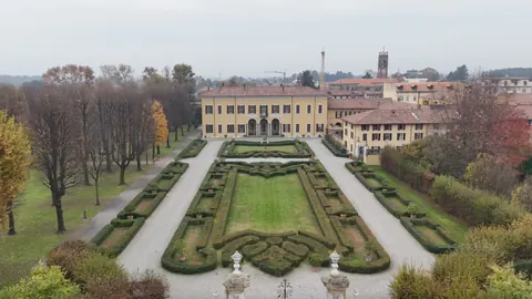 Century Villa Della Porta-Giulini-Crivelli 17th century, 10 bedrooms in Rovellasca available for sale For Super Rich