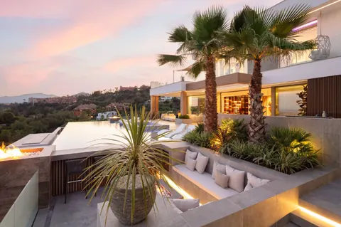 Modern Villa Indoor & outdoor pool sauna & Jacuzzi, 6 bedrooms in Benahavis La Quinta - Marbella Used for sale For Super Rich