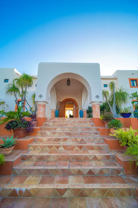 Moroccan Style House Beach Front Tropical landscaping, 7 bedrooms in Sapodilla Bay unique for sale For Super Rich
