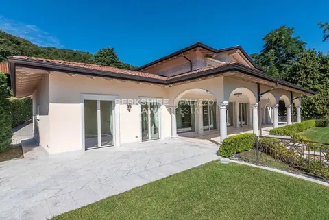 Luxury Villa, heated swimming pool , 6 bedrooms in Stresa unique for sale For Super Rich