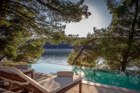 Elegant Villa Seafront gorgeous sea views, 3 bedrooms in Primosten