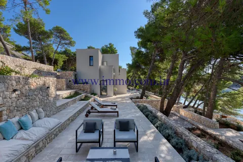 Elegant Villa Seafront gorgeous sea views, 3 bedrooms in Primosten available for sale For Super Rich