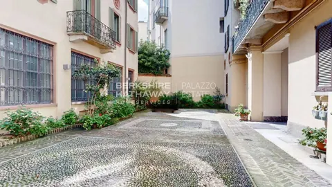 Prestigious Apartment within the charming courtyard, 5 bedrooms in Milan available for sale For Super Rich