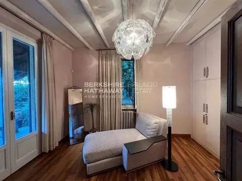 Elegant Villa breathtaking lake views, Swimming pool, 8 bedrooms in Como unique for sale For Super Rich