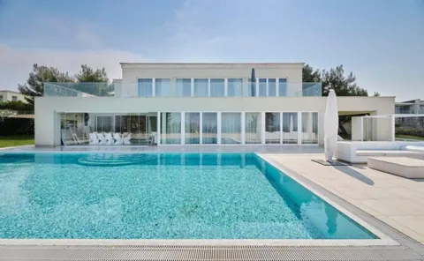 Luxury Villa Waterfront wonderful swimming pool, 4 bedrooms in UMAG