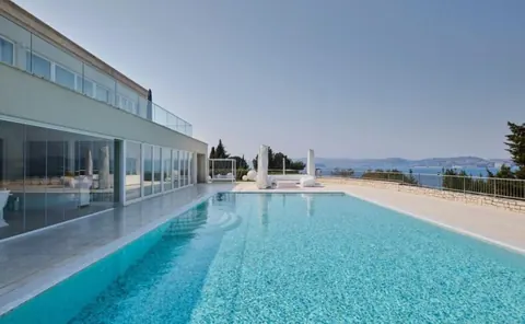 Luxury Villa Waterfront wonderful swimming pool, 4 bedrooms in UMAG available for sale For Super Rich