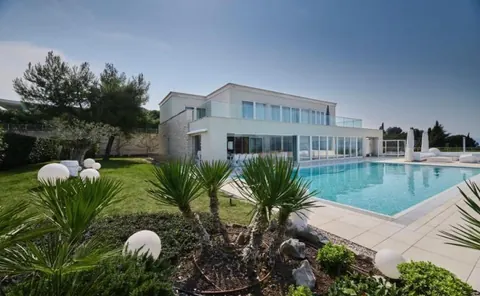 Luxury Villa Waterfront wonderful swimming pool, 4 bedrooms in UMAG buy for sale For Super Rich