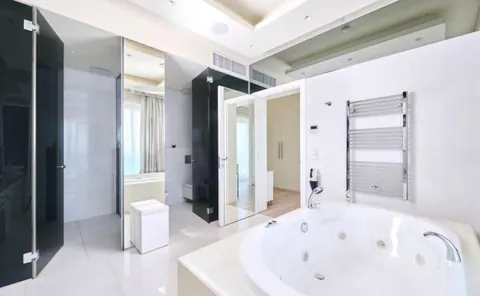Luxury Villa Waterfront wonderful swimming pool, 4 bedrooms in UMAG ultra luxury for sale For Super Rich