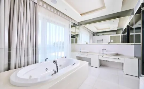 Luxury Villa Waterfront wonderful swimming pool, 4 bedrooms in UMAG exclusive for sale For Super Rich