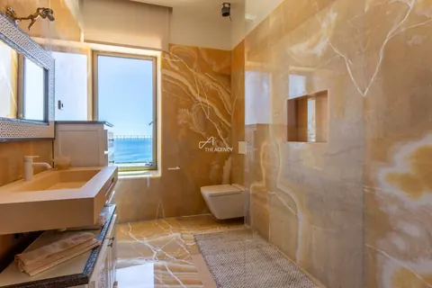 ONE-OF-THE-KIND Villa Beach Front Panoramic View, 7 bedrooms in Lagos prix for sale For Super Rich