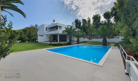 Elegant Villa Private huge Garden large swimming pool, 4 bedrooms in Voula Used for sale For Super Rich