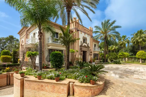Luxury Villa Andalucia in gated community Home cinema, pool, several bedrooms in Marbella exclusive for sale For Super Rich