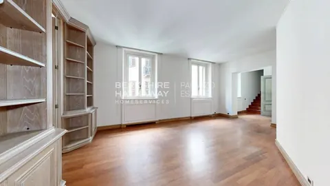 Prestigious Apartment within the charming courtyard, 5 bedrooms in Milan best for sale For Super Rich