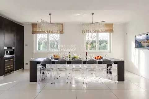 Architectural Villa Swimming pool, Spa, Sauna, whirlpool , 5 bedrooms in Forte dei Marmi price for sale For Super Rich