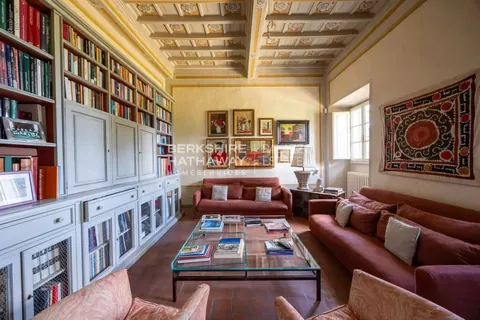 Country Villa Panoramic View of the surrounding valley, 9 bedrooms in Florence deal for sale For Super Rich