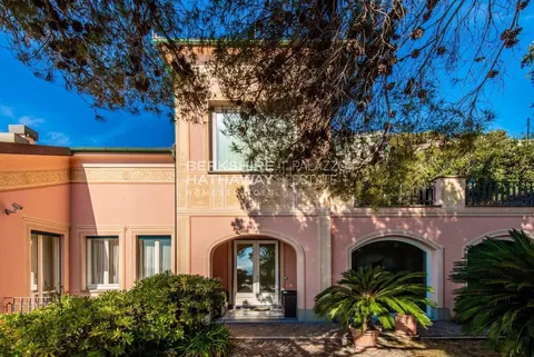 Luxury Villa Beach Front Sea View, 6 bedrooms in Albissola Marina property for sale For Super Rich