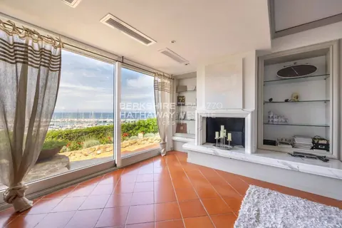 Luxury Hotel 5-star resort, panoramic sea views, 41 bedrooms in Castiglione della Pescaia deal for sale For Super Rich