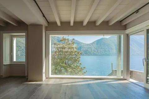 Renovated historic Villa Lake View with private dock and pool, 5 bedrooms in Lake Como prix for sale For Super Rich