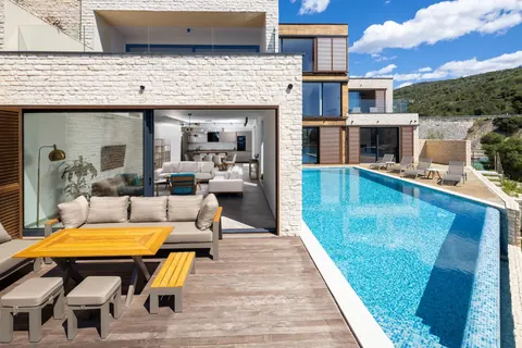 Modern Villa Beach Front direct access to the natural rocky beach, 4 bedrooms in Primosten available for sale For Super Rich