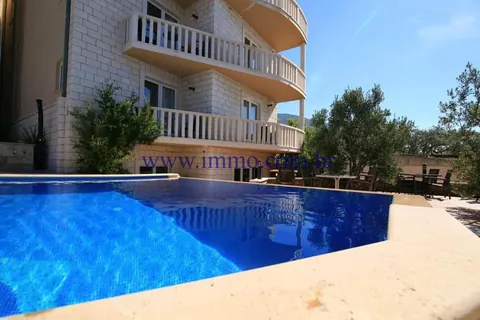 Elegant Hotel 4* hotel picturesque tourist resort First row to sea, 36 bedrooms in Sea Brac Used for sale For Super Rich
