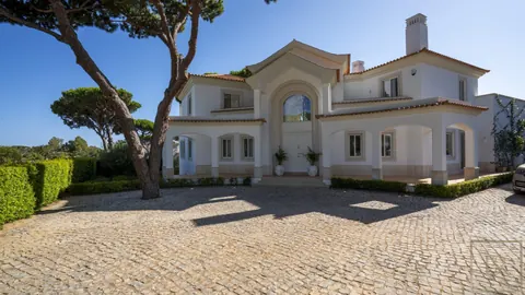 Elegant Villa open-concept lounge beautifully tiled swimming pool, 4 bedrooms in Algarve Used for sale For Super Rich
