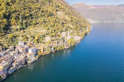 Renovated historic Villa Lake View with private dock and pool, 5 bedrooms in Lake Como photo for sale For Super Rich
