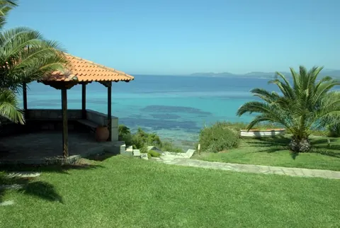 Elegant Villa Beach Front 10 meters from your doorstep, 5 bedrooms in Halkidiki prix for sale For Super Rich