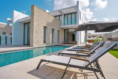 Luxury Villa Long swimming pool 180-degree views of the sea and St. George's island, 4 bedrooms in Pathos Peyia luxury for sale For Super Rich