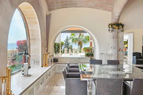 Luxury Villa Beach Front with unrivalled views, 7 bedrooms in Mallorca image for sale For Super Rich