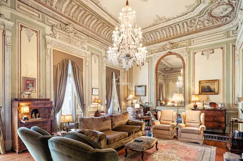 Century Apartment Palácio Mello Historic 1789, 5 bedrooms in Lisbon available for sale For Super Rich