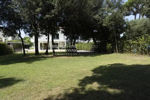 Modern Villa Marina di Pietrasanta Swimming pool, SPA, 6 bedrooms in Pietrasanta price for sale For Super Rich
