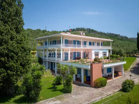 Colonial-style House Panoramic View 10-hectare park, 6 bedrooms in Massarosa Used for sale For Super Rich
