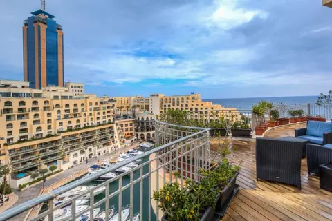 High-end Penthouse Panoramic View Top floor with private pool, 3 bedrooms in St Julians