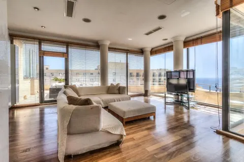 Luxury Penthouse Panoramic View jacuzzi & sauna, 3 bedrooms in St Julians Used for sale For Super Rich