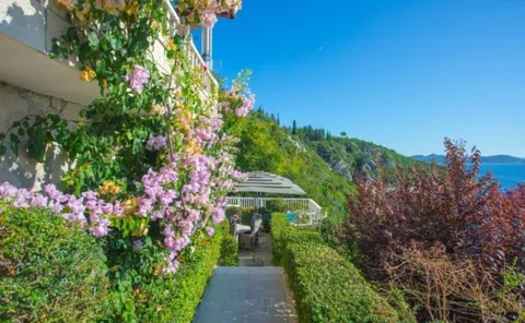 Premium Villa Beach Front stairs descend directly to the beach, 4 bedrooms in Dubrovnik prix for sale For Super Rich