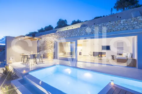 Architectural Villa Panoramic romantic setting Pool facing Greek beaches, 8 bedrooms in Santorini Used for sale For Super Rich