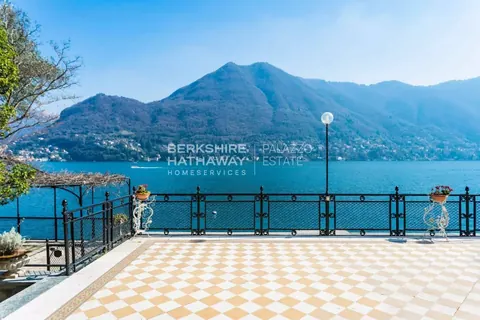 Century Villa looks directly on the lake with access for swimming, 8 bedrooms in Moltrasio - Lake Como value for sale For Super Rich