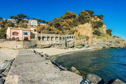 Luxury Villa Beach Front Sea View, 6 bedrooms in Albissola Marina Used for sale For Super Rich