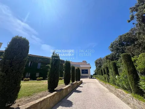Luxury Hotel 5-star resort, panoramic sea views, 41 bedrooms in Castiglione della Pescaia unique for sale For Super Rich